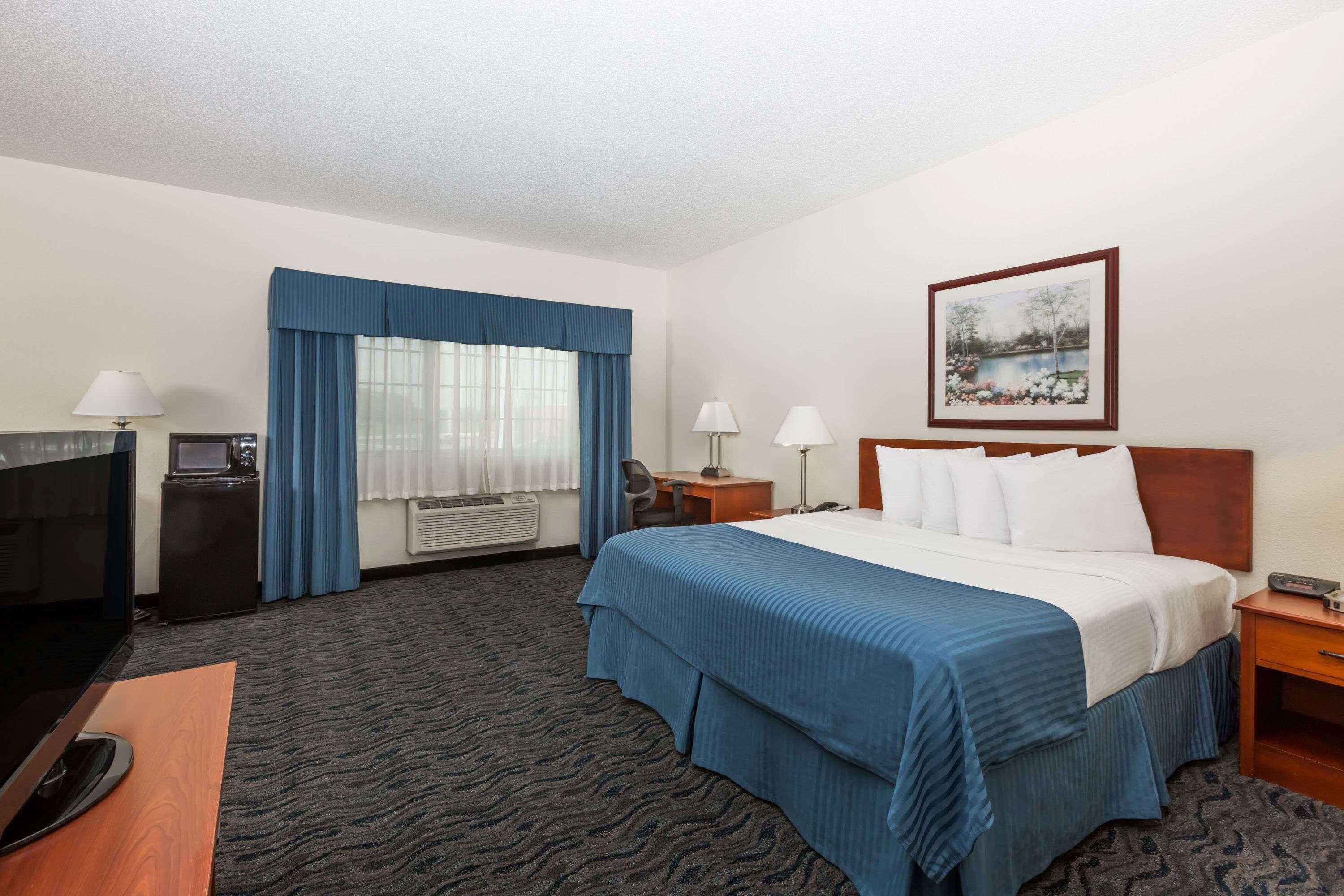 Baymont By Wyndham Des Moines Airport Hotel Buitenkant foto