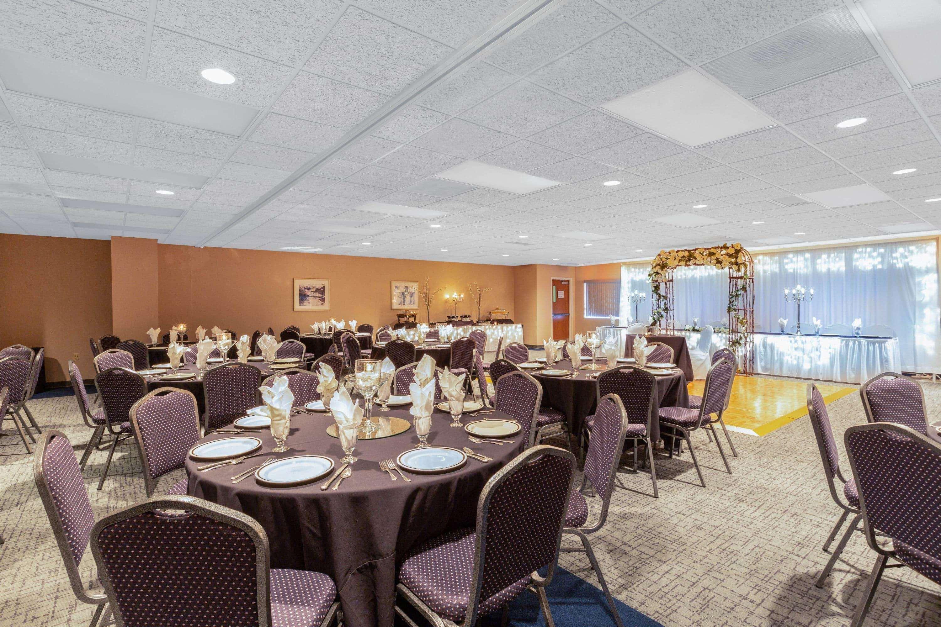 Baymont By Wyndham Des Moines Airport Hotel Buitenkant foto