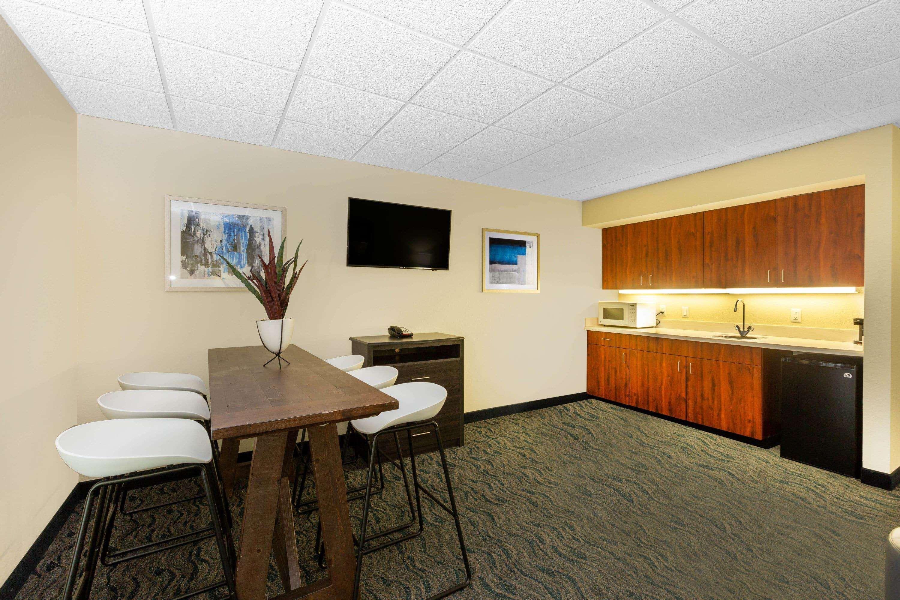 Baymont By Wyndham Des Moines Airport Hotel Buitenkant foto