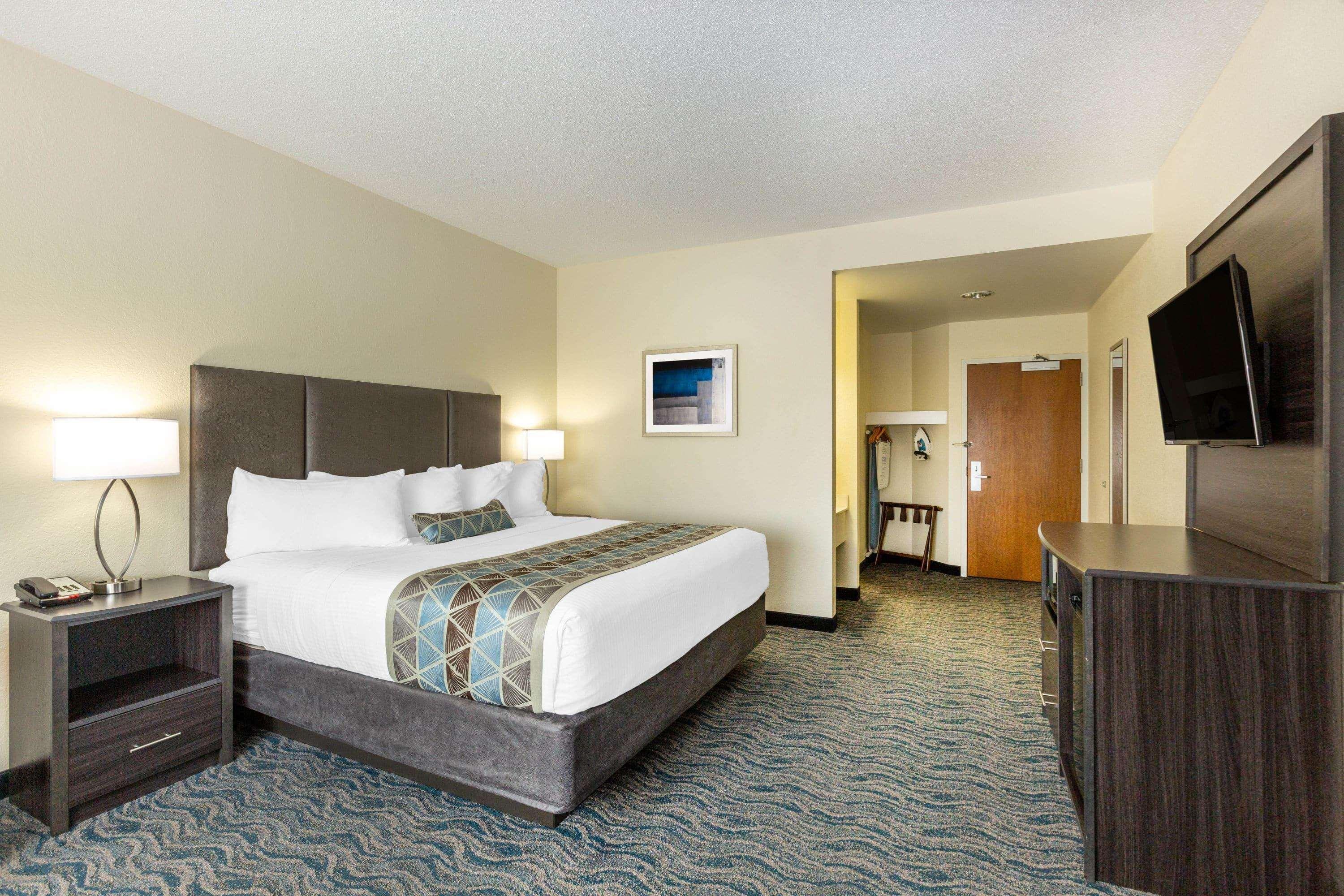 Baymont By Wyndham Des Moines Airport Hotel Buitenkant foto